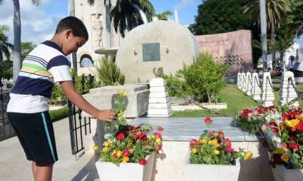 Los santiagueros llegaron hasta el monolito que guarda las cenizas de Fidel para rendirle tributo. Autor: Miguel Rubiera Jústiz/ACN Los santiagueros llegaron hasta el monolito que guarda las cenizas de Fidel para rendirle tributo. Autor: Miguel Rubiera Jústiz/ACN