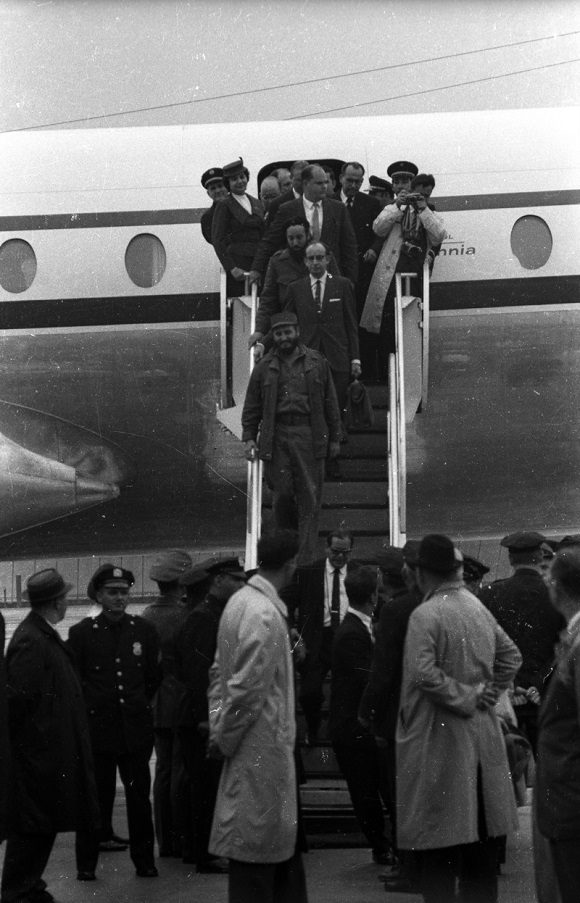 A las 4:34 p.m. arriba al aeropuerto internacional de Idlewild, Nueva York, Estados Unidos, para asistir a la XV Asamblea General de la ONU. Foto: PL A las 4:34 p.m. arriba al aeropuerto internacional de Idlewild, Nueva York, Estados Unidos, para asistir a la XV Asamblea General de la ONU. Foto: PL