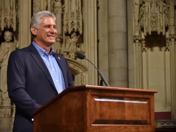 Al Presidente cubano se le vio sentirse en la iglesia Riverside, como si estuviera en Cuba, rodeado de pueblo. Foto: Estudios Revolución Al Presidente cubano se le vio sentirse en la iglesia Riverside, como si estuviera en Cuba, rodeado de pueblo. Foto: Estudios Revolución