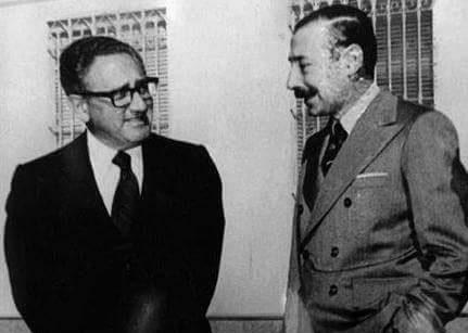 O ex-secretário de Estado dos EUA Henry Kissinger e o ditador argentino Jorge Rafael Videla, responsável pela morte de milhares de pessoas. Foto: El Diario.es O ex-secretário de Estado dos EUA Henry Kissinger e o ditador argentino Jorge Rafael Videla, responsável pela morte de milhares de pessoas. Foto: El Diario.es