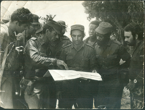 Los jefes angolano y cubano del frente Este, comandantes Dangereaux Kimenga y Carlos Fernández Gondín, segundo y tercero de derecha a izquierda, y otros miembros del Estado Mayor en las horas previas al avance para la toma de la capital provincial de Moxico (antigua Luso).