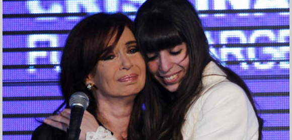 La actual vicepresidenta de Argentina, Cristina Fernández, junto a su hija Florencia. Foto: Archivo. La actual vicepresidenta de Argentina, Cristina Fernández, junto a su hija Florencia. Foto: Archivo.