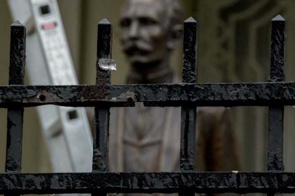 Una estatua del héroe de la independencia cubana José Martí está detrás de una cerca que ha sido perforada con agujeros de bala. Foto: AP. Una estatua del héroe de la independencia cubana José Martí está detrás de una cerca que ha sido perforada con agujeros de bala. Foto: AP.