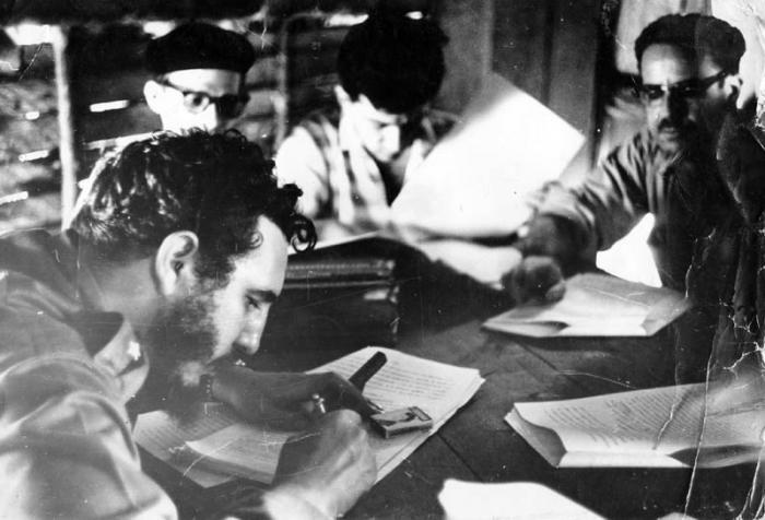 Fidel during the signing of the Agrarian Reform. Photo: Archive Fidel during the signing of the Agrarian Reform. Photo: Archive