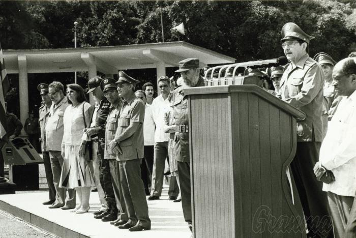 «Ao nosso povo e a você, Comandante-em-chefe, eu informo: a Operação Carlota foi concluída!», disse o general-de-exército Raúl Castro em 1991. Foto: Orlando Cardona «Ao nosso povo e a você, Comandante-em-chefe, eu informo: a Operação Carlota foi concluída!», disse o general-de-exército Raúl Castro em 1991. Foto: Orlando Cardona