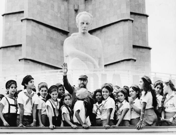 Fidel con los pioneros durante un homenaje a José Martí en la Plaza de la Revoluciòn, La Habana Fidel con los pioneros durante un homenaje a José Martí en la Plaza de la Revoluciòn, La Habana