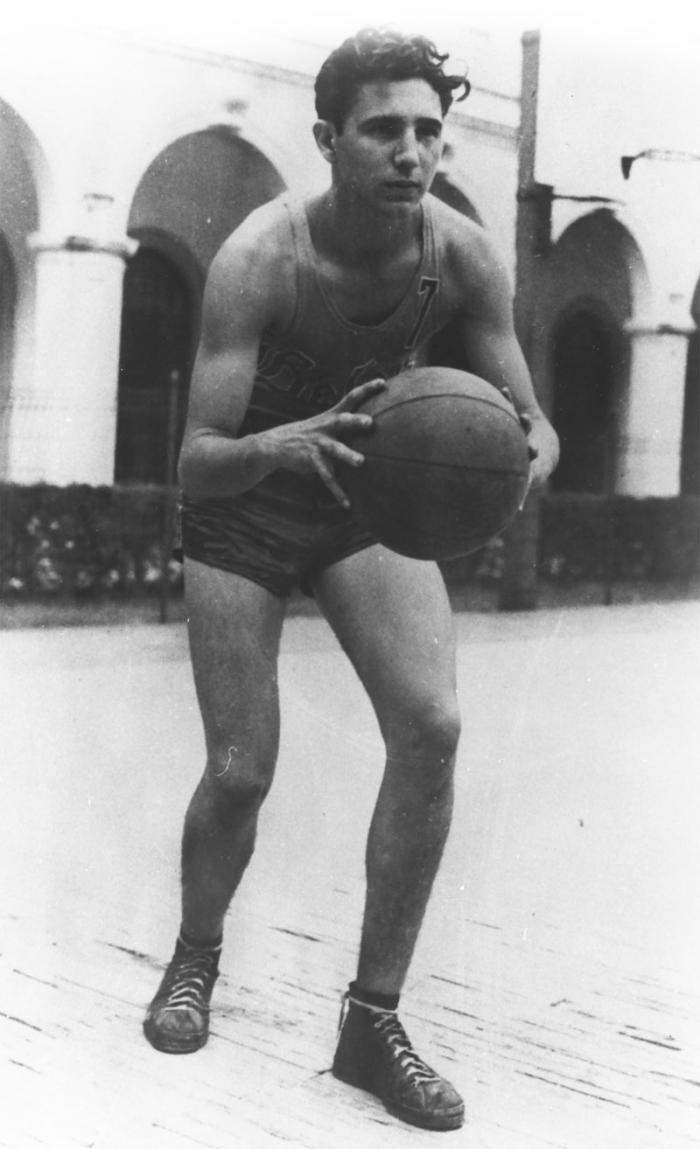Fidel Castro Ruz jugando baloncesto Fidel Castro Ruz jugando baloncesto