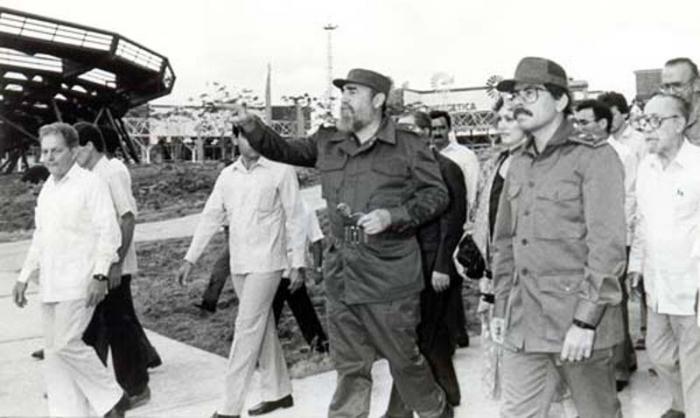 Fidel Castro con Daniel Ortega en visita a Expocuba, antes de la inauguración el 4 de enero de 1989. Foto: Jorge Oller Fidel Castro con Daniel Ortega en visita a Expocuba, antes de la inauguración el 4 de enero de 1989. Foto: Jorge Oller