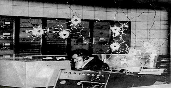 ¡Pueblo de Cuba!, son las primeras palabras de José Antonio Echeverría, 20 minutos después de las tres de la tarde del 13 de marzo de 1957, por la emisora Radio Reloj, al hacer la alocución del Directorio Revolucionario. En la foto, impactos de balas en la cabina de control de la emisora producto del asalto. Foto: Archivo de Granma ¡Pueblo de Cuba!, son las primeras palabras de José Antonio Echeverría, 20 minutos después de las tres de la tarde del 13 de marzo de 1957, por la emisora Radio Reloj, al hacer la alocución del Directorio Revolucionario. En la foto, impactos de balas en la cabina de control de la emisora producto del asalto. Foto: Archivo de Granma