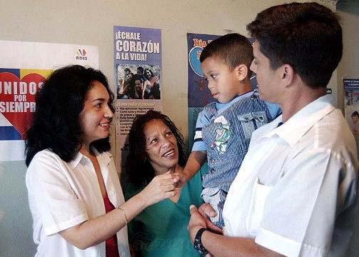Colaboradores cubanos de la salud han llevado a tierras bolivarianas, durante años, todo su amor y su entrega. Foto: Archivo de Granma Colaboradores cubanos de la salud han llevado a tierras bolivarianas, durante años, todo su amor y su entrega. Foto: Archivo de Granma