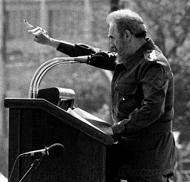 Fidel disse con fermezza indimenticabile che la Rivoluzione è, tra le altre cose «sfidare poderose forze dominanti dentro e fuori dall’ambito sociale e nazionale» e «non mentire mai e non violare mai i principi etici». Photo: Juvenal Balán Fidel disse con fermezza indimenticabile che la Rivoluzione è, tra le altre cose «sfidare poderose forze dominanti dentro e fuori dall’ambito sociale e nazionale» e «non mentire mai e non violare mai i principi etici». Photo: Juvenal Balán