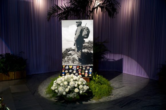 Rosas blancas para Fidel en el Memorial José Martí. Foto: Ramón Espinosa/ AP Rosas blancas para Fidel en el Memorial José Martí. Foto: Ramón Espinosa/ AP