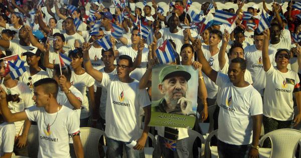 Jóvenes santiagueros durante el acto político por la desaparición física del Comandante en Jefe Fidel Castro, el 3 de diciembre de 2016. Foto: Miguel Rubiera Justiz / ACN. Jóvenes santiagueros durante el acto político por la desaparición física del Comandante en Jefe Fidel Castro, el 3 de diciembre de 2016. Foto: Miguel Rubiera Justiz / ACN.