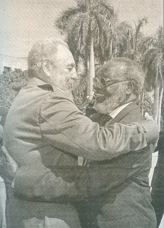 Junio de 2004: Abrazo hermano de Fidel y Sam Nujoma