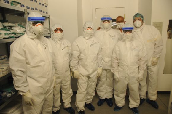 René (al medio en el centro sin capucha) con los primeros valientes en entrar a la zona roja René (al medio en el centro sin capucha) con los primeros valientes en entrar a la zona roja