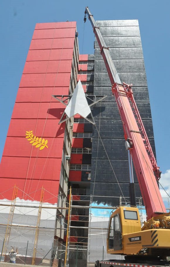 La obra se realiza en uno de los edificios más altos de la ciudad de Matanzas. Foto: Ramón Pacheco