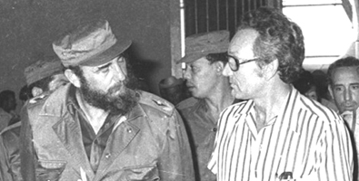 El líder de la Revolución y Aldo conversan, durante un acto en la textilera villaclareña, sobre la manifestación estudiantil en Cienfuegos y el posterior el juicio en Santa Clara.
