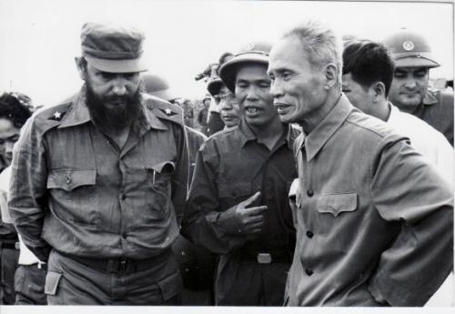 Fidel junto al Primer Ministro vietnamita Pham Van Dong en Septiembre de 1973