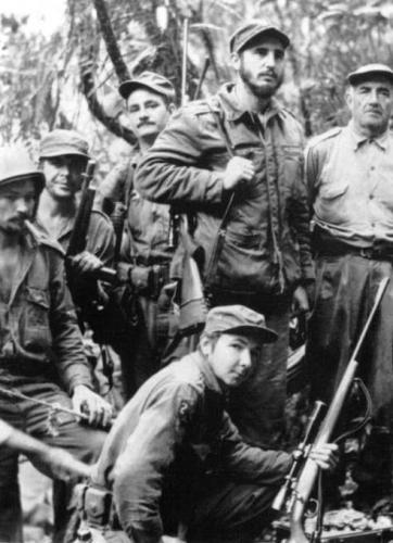 Fidel y Raúl, junto a otros combatientes en la Sierra Maestra