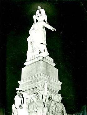 El 10 de marzo de 1949 entraron en el puerto de La Habana el portaaviones Palau, los barreminas Rodman, Hobson y Jeffers y el remolcador Papago. Al día siguiente desembarcó una parte de la dotación  invadiendo bares y prostíbulos,  armando camorras y sonrojando a las mujeres. Alrededor de la nueve de la noche un grupo de la tripulación del barreminas Rodman deambulaba, en vaivén etílico y grosero, por el paseo del Prado y al llegar al Parque Central treparon la estatua de José Martí en una irrespetuosa competencia por alcanzar la cima. El más ágil de ellos, Richard Choinsgy, llegó primero, quedando debajo George Jacob Wargner, seguido del sargento Herbert Dave White. La vil proeza fue ovacionada por el resto de aquella pandilla de “marines”.    	 Richard Choinsgy, sentado sobre la cabeza de la estatua y George Jacob Wagner, dos de los marines que profanaron el monumento a José Martí en el Parque Central de La Habana. Foto Fernando Chaviano.  Los habaneros que habitualmente estaban en el parque charlando o discutiendo de pelota no podían creer lo que veían, y reaccionaron rápidamente  corriendo a defender la estatua del Apóstol. Muchos de ellos estaban preocupados porque el marinero, que estaba sentado en la cabeza de la estatua, tenía su pie apuntalado en el brazo de la escultura y  temían que lo desprendiera. Todos gritaban indignados y enérgicos: ¡fuera! ¡fuera! En ese momento pasaba por allí Fernando Chaviano, un fotógrafo que se ganaba la vida retratando a turistas y parroquianos en los aires libres del Prado y en el restaurante La Zaragozana y fotografió aquellos marinos con las dos últimas planchas que le quedaban y salió rápidamente hacia su cuarto oscuro a revelarlas.   Richard Choinsgy  desde otro ángulo. Esta foto y la anterior fueron las dos únicas fotografías que se tomaron del incidente. Foto Fernando Chaviano. 	  Los destellos del flash y el griterío que había en el centro del parque llamó la atención de transeúntes que caminaban por la Acera del Louvre y la calle Zulueta y también de estudiantes del Instituto de La Habana que salían en aquellos momentos. Todos se unieron a los que reprendían a los marinos y los ánimos se exaltaron cada vez más.  El marinero convertido en mono que estaba en el tope recibió todo tipo de proyectiles desde piedras hasta botellas, y tuvo que bajar para unirse a sus compañeros que trataban de escapar del cerco de una multitud indignada que los insultaban. Hubo desafíos, riñas, puñetazos y marinos regados por el suelo.  Aparecieron tres o cuatro policías que hicieron sonar sus silbatos sin lograr poner orden. Otros guardias se les  unieron y empezaron a repartir toletazos hiriendo a varios de los que protestaban y sometiendo al grupo de marineros que se negaban a acompañarlos. Marinos y policías escoltados por un pueblo enardecido formaron una violenta y escandalosa  caravana que caminó por la calle Zulueta hasta la Sección de Turismo de la Tercera Estación de Policía situada a dos manzanas del Parque, en Dragones entre Zulueta y Montserrat.   Mientras eso ocurría, llegaba a la acera del hotel Inglaterra Pedro Beruvides, fotógrafo en la casa Romay, un pequeño negocio de fotografía que en ocasiones colaboraba con los periódicos. Allí se enteró del incidente y del fotógrafo que había tomado fotografías. Por las señas que le dieron supuso que era Chaviano y fue a verlo a su destartalado cuarto oscuro situado en un solar de la calle Virtudes entre Consulado y Prado frente al Jhonny’s Bar. Efectivamente allí estaba en su reducido laboratorio hecho de cartón y viejas tablas, debajo de la escalera de aquella casa de vecindad. En aquel minúsculo espacio acomodaba una vieja ampliadora, una luz roja, tres cubetas, una mesa que le faltaba una pata y fue reemplazada por un palo de escoba, una caja de papel 8 x 10, dos botellas de revelador y fijador y un cubo de agua.  Sobre una silla desfondada descansaba su cámara fotográfica. Lo encontró mirando los negativos que acababa de procesar de grupos de clientes de La Zaragozana sentados en mesas y las dos instantáneas que había captado de los marinos yanquis  encima de la estatua de Martí y que eran una poderosa, elocuente e inapreciable denuncia fotográfica que Beruvides calificó como “una bomba noticiosa”. Él podía llevarlas a algún periódico y publicarlas y le ofreció  por ellas los diez pesos que llevaba. Pero su insistencia le hizo comprender a Chaviano que valían mucho más y le pidió  veinte. Como no se transó por menos Beruvides fue a pedir prestados los otros diez pesos que le faltaban para comprarlas.     Por otro lado a Isaac Astudillo, reportero grafico del diario Alerta, le gustaba tomarse una cerveza con sus amigos en el bar de la Asociación de Reporters de La Habana situada en la calle Zulueta  frente a la calle Virtudes. Lo hacía habitualmente antes de entrar a trabajar en el turno de las diez de la noche a las cuatro de la madrugada.  Como ese  día no pudo arrancar su auto, lo dejó parqueado en la puerta de la Asociación y salió caminando con la cámara fotográfica hasta el periódico situado entonces en Prado y Teniente Rey. Cuando atravesaba  el Parque Central se dio cuenta de que algo anormal sucedía y averiguó lo ocurrido y también que alguien había tomado fotografías. Como aquellas imágenes eran muy importantes,  se  dio a la tarea de buscarlas. Preguntando a unos y a otros localizó a Chaviano y le ofreció cincuenta pesos por los negativos y acreditarle las fotos que publicara. Como Beruvides demoraba decidió dárselos. Astudillo llegó muy contento a la redacción de Alerta con los negativos aún húmedos. Después imprimió las fotografías y  se las entregó al director Ramón Vasconcelos y al  jefe de información Raúl Quintana quienes decidieron publicarlas bien destacadas en la primera plana del diario.   No solo Beruvides y Astudillo estuvieron detrás de las fotos. También dos funcionarios de la Embajada norteamericana que, en función de sabuesos,  trataron inútilmente de localizar al fotógrafo y ofrecerle dos mil dólares para destruir aquella prueba. Nadie les dijo nada y su intento de comprar las fotos fracasó.    La afrenta que le habían hecho a Martí corrió rápidamente y las redacciones de los periódicos enviaron rápidamente a sus fotógrafos a la Tercera Estación donde estaban presos los marinos. El primero en llegar fue Paco Altuna, del diario Hoy y seguidamente Floro  Portuondo, del periódico Pueblo. Ellos tiraron las primeras fotografías lo que  	 Los marineros presos tras las rejas. Foto Paco Altuna. enajenó a un sargento de la flota yanqui quien, con varios marines que le acompañaban, intentaron arrebatarles las cámaras. Altuna pudo escabullirse y llegar hasta los manifestantes que permanecían frente a la estación reclamando justicia y castigo. Tan pronto supieron lo que le pasaba a los reporteros gráficos se irritaron y  lanzaron piedras y botellas  al cuartel siendo rechazados con tiros al aire. Dentro,  Floro era defendido por los periodistas que estaban con él y por otros fotógrafos y reporteros que iban arribando entre los cuales también retornaba Altuna. Poco a poco los ánimos se fueron calmando y dejaron retratar a los presos. La unidad  se llenó de periodistas, autoridades cubanas, marinos y diplomáticos yanquis. Hubo llamadas y promesas hasta que el capitán Thomas Francis Cullens, agregado naval norteamericano en Cuba se presentó para llevarse a los marineros presos a sus unidades donde prometió serian juzgados severamente. Cuando salieron, el pueblo que continuaba allí,  los despidió con desprecio y rechiflas y fueron escoltados por la policía hasta los barcos.  Al día siguiente, los dirigentes de la FEU, Fidel Castro, Alfredo Guevara, Lionel Soto y Baudilio  Castellanos, los estudiantes y el pueblo se concentraban en la Plaza de Armas frente a la Embajada norteamericana para protestar por tamaña afrenta y exigir que los culpables fueran juzgados por lo tribunales cubanos. Nuevamente los policías, esta vez  al mando del coronel Caramés y el teniente Salas Cañizares,  arremetieron contra los manifestantes infligiéndoles graves golpeaduras a Baudilio  y  a otros estudiantes más.      Entretanto, el diario Alerta salía a la calle con las fotografías de Chaviano ocupando casi toda la primera plana. Por su extraordinario interés su director consintió en que fueran reproducidas también en Hoy, las revistas Bohemia y Carteles y las agencias de noticias internacionales que las habían pedido. La bomba noticiosa, como la calificó Beruvides, había explotado  y su huella quedó grabada permanentemente en las páginas de la Historia.   La flotilla yanqui partió de La Habana el 13 de marzo. Un consejo de guerra, de todos los que participaron en el  grotesco espectáculo, solo condenó a 	 Fidel Castro observa los brutales golpes que recibió de la policía  Baudilio Castellanos durante la manifestación de repudio que convoco la FEU frente a la Embajada norteamericana por la afrenta que le hicieron los marines yanquis a la estatua del Apóstol. Richard Choinsgy a quince días de prisión en las celdas del Rodman. Ni las  coronas de desagravio que depositó el Embajador norteamericano ante la estatua de Martí, ni sus palabras disculpándose por la infamia de sus marines, han podido mitigar, ni olvidar la indignación del pueblo cubano ante esta afrenta. 