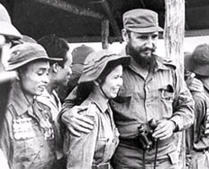 Fidel comparte con los combatientes vietnamitas en su visita al Sur en guerra