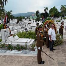 Una ofrenda especial a nombre del General de Ejército Raúl Castro Ruz, depositaron ante la tumba de Frank las máximas autoridades de la provincia. Foto: Eduardo Palomares 