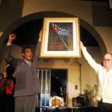 El presidente de la Asamblea Raúl Fornés y Lázaro Expósito con el reconocimiento otorgado a Fidel Castro