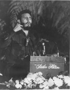 Fidel Castro pronuncia un discurso ante la Asociación de Editores de Prensa en el Hotel Slatler Hilton, 17 de abril de 1959. Foto: Revolución/Sitio Fidel Soldado de las Ideas. Fidel Castro pronuncia un discurso ante la Asociación de Editores de Prensa en el Hotel Slatler Hilton, 17 de abril de 1959. Foto: Revolución/Sitio Fidel Soldado de las Ideas.