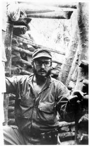 Fidel Castro en Radio Rebelde, junto a la puerta de la emisora en la Comandancia de La Plata, en la Sierra Maestra. Foto: Oficina de Asuntos Históricos