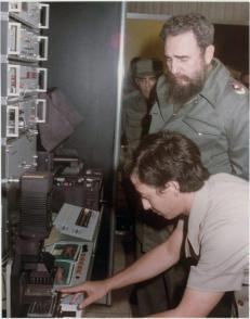 En 1981, momento en que se le explica al Comandante en Jefe Fidel Castro en que consistía la tecnología SUMA y sus posibilidades, como parte de una exposición de resultados avanzados de las investigaciones en las Ciencias Médicas. Foto: Archivo En 1981, momento en que se le explica al Comandante en Jefe Fidel Castro en que consistía la tecnología SUMA y sus posibilidades, como parte de una exposición de resultados avanzados de las investigaciones en las Ciencias Médicas. Foto: Archivo