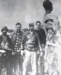 Detrás del busto de José Martí en el Pico Turquino (de izquierda a derecha), Camilo Cienfuegos, Robert Taber, Fidel Castro, el camarógrafo Wendell Hoffman, Marcelo Fernández Font y Raúl Castro, el 28 de abril de 1957. Foto: Tomada del libro Camilo eternamente presente. Detrás del busto de José Martí en el Pico Turquino (de izquierda a derecha), Camilo Cienfuegos, Robert Taber, Fidel Castro, el camarógrafo Wendell Hoffman, Marcelo Fernández Font y Raúl Castro, el 28 de abril de 1957. Foto: Tomada del libro Camilo eternamente presente.