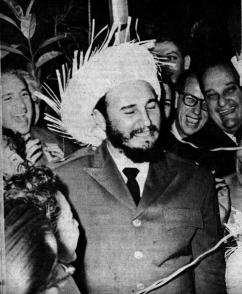 Entrada de Fidel en el Pavillón, tocado con un sombrero de Yarey.