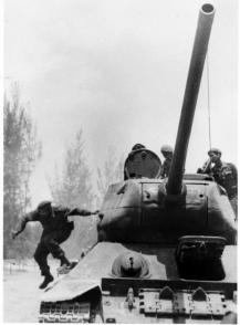Fidel steigt bei der Invasion von Playa Giron im April 1961 von einem T-34-Panzer ab. Foto: Tirso Martínez Fidel steigt bei der Invasion von Playa Giron im April 1961 von einem T-34-Panzer ab. Foto: Tirso Martínez