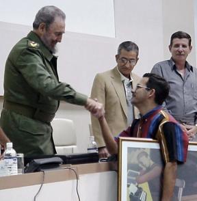 De manos del Comandante en Jefe Fidel Castro Ruz y en nombre del colectivo del periódico espirituano Escambray, Enrique Ojito Linares recibe el Gran Premio Acumulativo del II Festival Nacional de la Prensa Escrita en el 2000. Foto: Cortesía del entrevistado. De manos del Comandante en Jefe Fidel Castro Ruz y en nombre del colectivo del periódico espirituano Escambray, Enrique Ojito Linares recibe el Gran Premio Acumulativo del II Festival Nacional de la Prensa Escrita en el 2000. Foto: Cortesía del entrevistado.