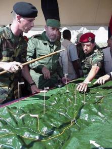 Ante una réplica del escenario, Fidel y Chávez reproducen, detalle a detalle la batalla de Carabobo. Foto: Archivo de Granma