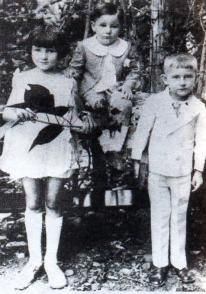 Fidel Castro con sus hermanos Ángela y Ramón en Birán 1929