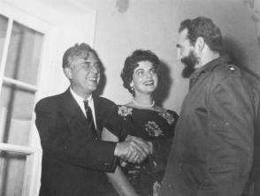 Fidel Castro saluda a Robert Meyner, Gobernador de Nueva Jersey, a su lado su esposa, les dan la bienvenida a la mansión del gobernador en Princeton, 20 de abril de 1959. Foto: Revolución / Sitio Fidel Soldado de las Ideas. Fidel Castro saluda a Robert Meyner, Gobernador de Nueva Jersey, a su lado su esposa, les dan la bienvenida a la mansión del gobernador en Princeton, 20 de abril de 1959. Foto: Revolución / Sitio Fidel Soldado de las Ideas.