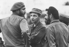 Fidel, el Che y Raúl en el Aeropuerto Internacional “José Martí”, en la despedida del Jefe de Estado Argelino y su delegación, 1963. Foto: Osvaldo Salas / Sitio Fidel Soldado de las Ideas. Fidel, el Che y Raúl en el Aeropuerto Internacional “José Martí”, en la despedida del Jefe de Estado Argelino y su delegación, 1963. Foto: Osvaldo Salas / Sitio Fidel Soldado de las Ideas.