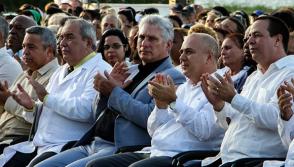 Miguel Díaz-Canel Bermúdez (C), presidente de la República de Cuba. Durante el durante el acto por el aniversario 20 de la creación de la ELAM. Foto: Abel Padrón Padilla/Cubadebate