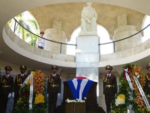 En homenaje encabezado por las ofrendas florales de Raúl y Díaz-Canel las FAR rindieron tributo a Martí y Fidel Foto: Eduardo Palomares En homenaje encabezado por las ofrendas florales de Raúl y Díaz-Canel las FAR rindieron tributo a Martí y Fidel Foto: Eduardo Palomares