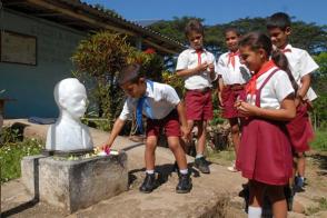 Los niños ponen flores todos los días en el busto de José Martí, en su escuela en la Sierra Maestra. Foto: Armando Contreras Tamayo. Los niños ponen flores todos los días en el busto de José Martí, en su escuela en la Sierra Maestra. Foto: Armando Contreras Tamayo.