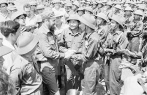 Fidel Castro saluda a los soldados de la liberación. Foto: VNA. Fidel Castro saluda a los soldados de la liberación. Foto: VNA.
