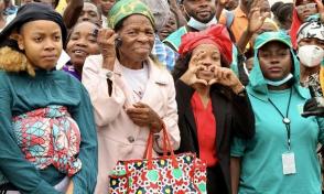 Cientos de vecinos de la escuela Angola-Cuba, saludan a los visitantes cubanos. Foto: Alejandro Azcuy.