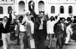El 15 de mayo de 1955 salieron en libertad por amnistía del reclusorio nacional de Isla de Pinos, Fidel Castro y sus compañeros asaltantes a los cuarteles Moncada y Carlos Manuel de Céspedes en 1953. Menos de un mes después, el joven líder fundó en La Habana el Movimiento 26 de Julio El 15 de mayo de 1955 salieron en libertad por amnistía del reclusorio nacional de Isla de Pinos, Fidel Castro y sus compañeros asaltantes a los cuarteles Moncada y Carlos Manuel de Céspedes en 1953. Menos de un mes después, el joven líder fundó en La Habana el Movimiento 26 de Julio