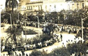 Desde horas tempranas del 5 de enero de 1959 el pueblo comenzó a concentrarse en el parque Serafín Sánchez y vías accesorias.