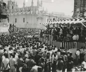 Fidel Castro participa en el primer desfile de trabajadores en apoyo a las leyes revolucionarias, el cual termina con una gran concentración popular en la Avenida de las Misiones frente al Palacio Presidencial, 22 de marzo de 1959