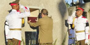El Presidente de los Consejos de Estado y de Ministros de la República de Cuba, General de Ejército Raúl Castro Ruz, deposita la urna con las cenizas del Comandante en Jefe Fidel Castro Ruz en su morada eterna del cementerio de Santa Ifigenia El Presidente de los Consejos de Estado y de Ministros de la República de Cuba, General de Ejército Raúl Castro Ruz, deposita la urna con las cenizas del Comandante en Jefe Fidel Castro Ruz en su morada eterna del cementerio de Santa Ifigenia