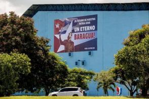 La imagen del Comandante con la réplica del machete de Maceo reproducida en el complejo de piscinas Baraguá, de La Habana. Foto: Ismael Francisco/ Cubadebate. La imagen del Comandante con la réplica del machete de Maceo reproducida en el complejo de piscinas Baraguá, de La Habana. Foto: Ismael Francisco/ Cubadebate.