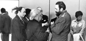 Fidel mit Nicolás Guillén, Alfredo Guevara und Alejo Carpentier auf dem 2. Kongress der UNEAC Photo: Mario Ferrer Fidel mit Nicolás Guillén, Alfredo Guevara und Alejo Carpentier auf dem 2. Kongress der UNEAC Photo: Mario Ferrer