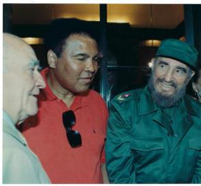 Ed Asner zusammen mit Fidel und Muhammad Ali, 1998